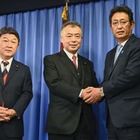 参院選宮城選挙区の自民党公認候補に内定し、石川光次郎氏（右）と握手する桜井充氏。左は茂木幹事長＝12日午後、東京・永田町の党本部