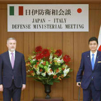 イタリアのグエリーニ国防相（左）との会談に臨む岸防衛相＝12日午後、防衛省（代表撮影）