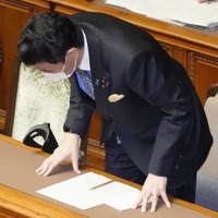 参院本会議で改正自衛隊法が可決、成立し一礼する岸防衛相＝13日午後