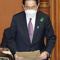 参院本会議に臨む岸田首相＝13日午前