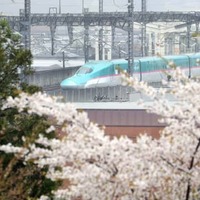 全線で運転再開し、JR白石蔵王駅付近を走行する東北新幹線の車両＝14日午前9時35分、宮城県白石市