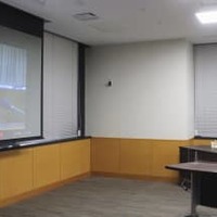 オンラインで沖縄県の玉城デニー知事（画面）と意見交換する山際経済再生相＝14日午後、内閣府