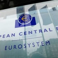 ドイツ・フランクフルトの欧州中央銀行（ECB）のロゴ＝2016年12月（ロイター＝共同）