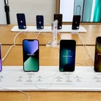 アップルのスマートフォン「iPhone13」シリーズ＝2日、東京都渋谷区