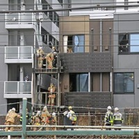 火災があった建物（中央）。この影響でJR山手線が運転を見合わせた＝15日午前9時55分、東京都新宿区