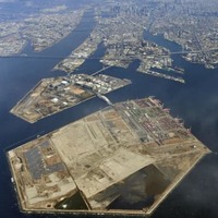 2025年大阪・関西万博予定地の人工島・夢洲（手前）＝2月、大阪市