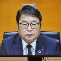 テレビ会議システムで記者会見する電気事業連合会の池辺和弘会長＝15日午後