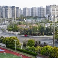 6日、都市封鎖が続き、人影が消えた中国上海市内（共同）