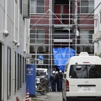 外階段が崩落し、住民女性が転落死したアパート（奥）＝2021年4月、東京都八王子市