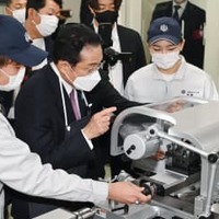 三条市立大学で旋盤を使う作業を体験した岸田首相＝16日午後、新潟県三条市（代表撮影）