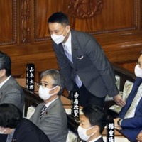 衆院本会議で辞職が認められ、一礼するれいわ新選組の山本太郎代表＝19日午後