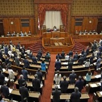 パスポートをオンライン申請できるようにする改正旅券法を可決した参院本会議＝20日午前