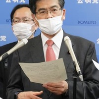 会談を終え、取材に応じる公明党の石井幹事長＝21日午後、国会