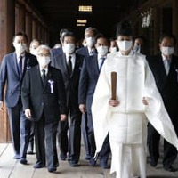 一斉参拝を終えた「みんなで靖国神社に参拝する国会議員の会」のメンバーら。左から2人目は会長の尾辻元参院副議長＝22日午前、東京・九段北の靖国神社