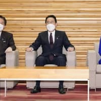 閣議に臨む（左から）林外相、岸田首相、野田地方創生相＝22日午前、首相官邸