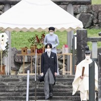 昭和天皇陵を参拝された秋篠宮ご夫妻＝26日午前、東京都八王子市（代表撮影）