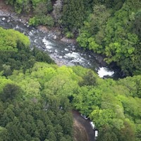 人骨の一部が見つかった現場周辺＝27日午前10時3分、山梨県道志村（共同通信社ヘリから）