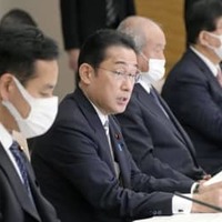 経済財政諮問会議であいさつする岸田首相（左から2人目）＝27日午後、首相官邸