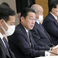 経済財政諮問会議であいさつする岸田首相（左から2人目）＝27日午後、首相官邸