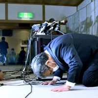 知床半島沖の観光船遭難事故の記者会見を終え、土下座して謝罪する「知床遊覧船」の桂田精一社長＝27日午後7時15分、北海道斜里町