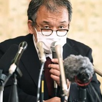 知床半島沖の観光船遭難事故について記者会見する「知床遊覧船」の桂田精一社長＝27日午後5時3分、北海道斜里町