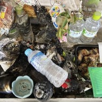 肉を焼いたような形跡や、供え物に火が燃え移った跡が見つかった「長崎市原子爆弾無縁死没者追悼祈念堂」の焼香台＝28日、長崎市の平和公園（同市提供）