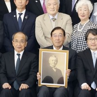 「三菱の大番頭」と呼ばれた荘田平五郎の献花式典に参列したひ孫の八巻直一さん（後列中央）。前列左は大分県の広瀬勝貞知事＝30日午後、大分県臼杵市