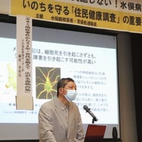 水俣病被害者・支援者連絡会が主催したシンポジウムで講演する、協立クリニックの高岡滋医師＝30日午後、熊本県水俣市