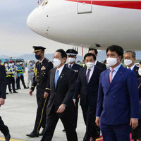 ベトナム・ハノイのノイバイ国際空港に到着した岸田首相（手前左）＝30日（共同）
