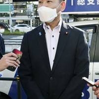 記者団の取材に応じる立憲民主党の泉代表＝3日午後、名古屋市