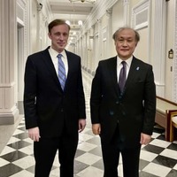 写真に納まる秋葉剛男国家安全保障局長（右）とサリバン米大統領補佐官＝3日、ホワイトハウス（日本大使館提供・共同）