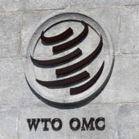 スイス・ジュネーブの世界貿易機関（WTO）本部に掲げられたロゴ＝2020年6月（ロイター＝共同）
