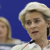 4日、フランス・ストラスブールの欧州議会で演説するEUのフォンデアライエン欧州委員長（AP＝共同）