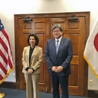 4日、米ワシントンで会談した萩生田経産相（右）とレモンド米商務長官（経産省提供・共同）