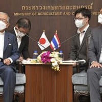 タイのチャルームチャイ農業・協同組合相（右端）と会談する金子農相（左端）＝5日、バンコク（共同）