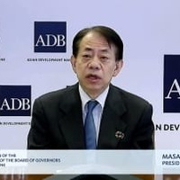 アジア開発銀行の総務会であいさつする浅川雅嗣総裁＝5日