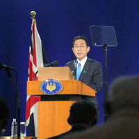 5日、英ロンドンで記者会見する岸田首相（代表撮影・共同）