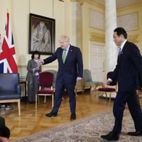 ジョンソン英首相との会談に臨む岸田首相（右）＝5日、ロンドン（共同）
