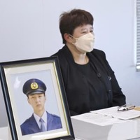 渡辺崇寿さんの写真を前に記者会見する母美智代さん＝6日午後、熊本県庁