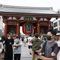 外国人観光客の受け入れに期待を寄せる東京・浅草の雷門＝6日午後