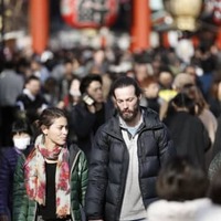 東京・浅草を観光する外国人旅行者ら＝2020年1月