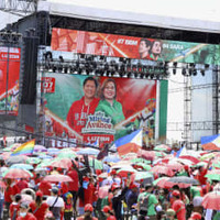 フィリピン大統領選の候補マルコス氏の選挙集会に集まった人々＝7日、マニラ（共同）