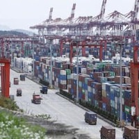 中国・上海の港に積まれたコンテナ＝4月（CNS＝共同）