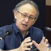 日本復帰50年を前に、報道各社のインタビューに応じる沖縄県の玉城デニー知事＝9日午前、沖縄県庁
