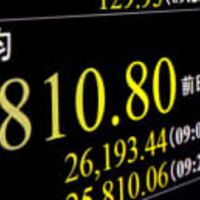 一時2万6000円を割り込んだ日経平均株価を示すモニター＝10日午前、東京・東新橋