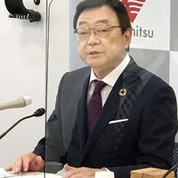 記者会見する出光興産の木藤俊一社長＝10日午後、東京都千代田区