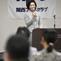 関西プレスクラブの会合で講演する、パナソニックホールディングスの小川理子参与＝10日午後、大阪市