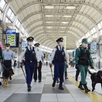 JR品川駅構内を合同パトロールする警察官ら＝11日午前