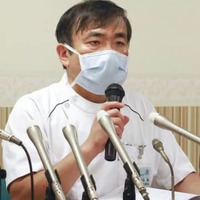 記者会見で内密出産2例目について説明する慈恵病院の蓮田健院長＝11日午前、熊本市