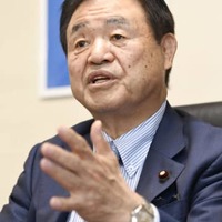 インタビューに応じる自民党の遠藤利明選対委員長